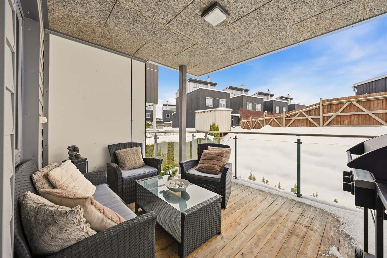 Leiligheten har en stor, overbygd balkong på ca. 10 m2 Galleribilde