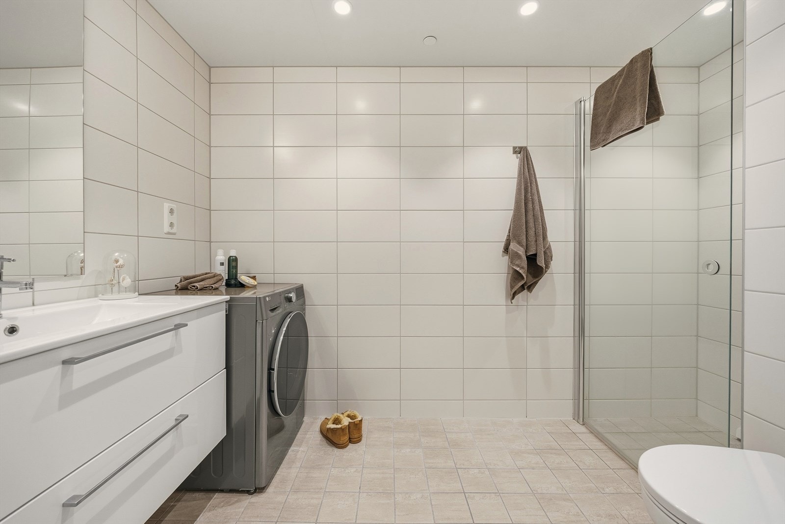 Stort flislagt bad med varmekabler i gulv Galleribilde