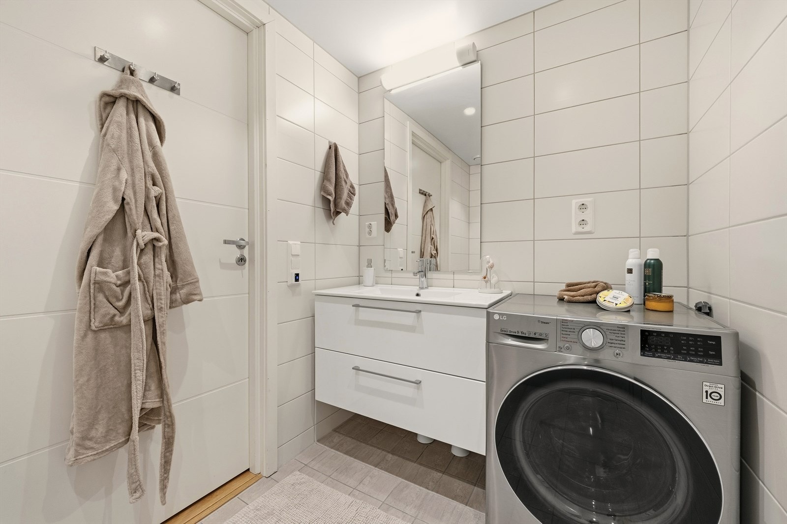 Badet er utstyrt med heldekkende servant, speil, dusjnisje og toalett Galleribilde