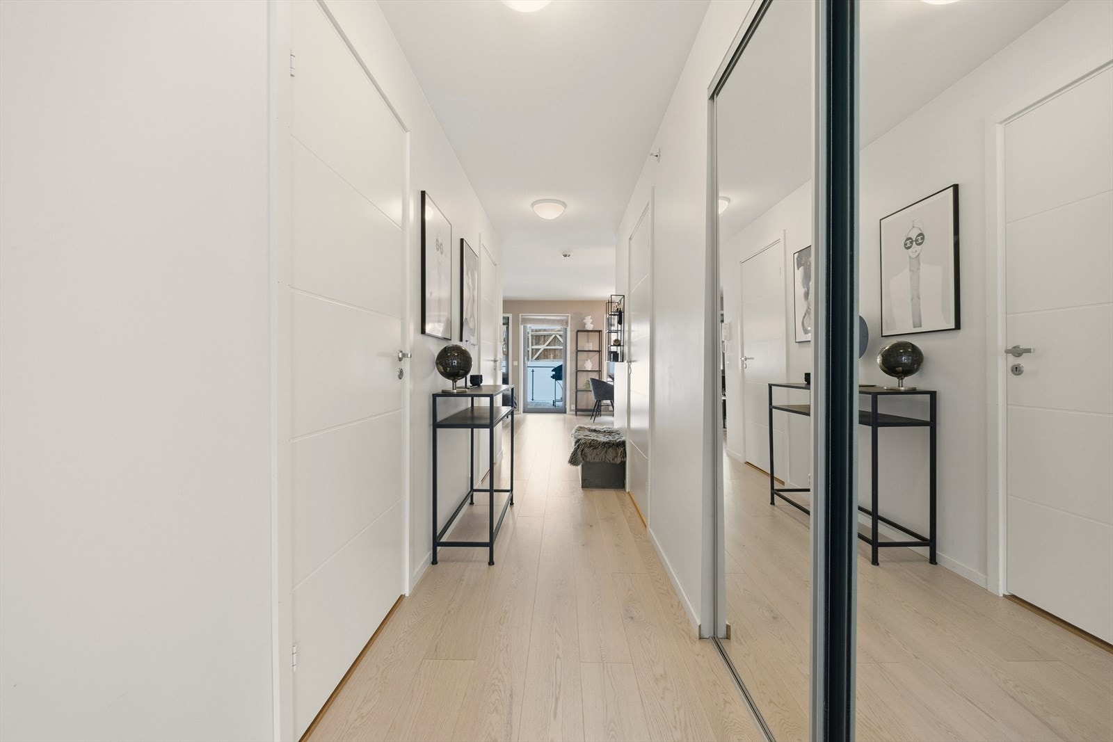 Entré med praktisk skyvedørsgarderobe Galleribilde