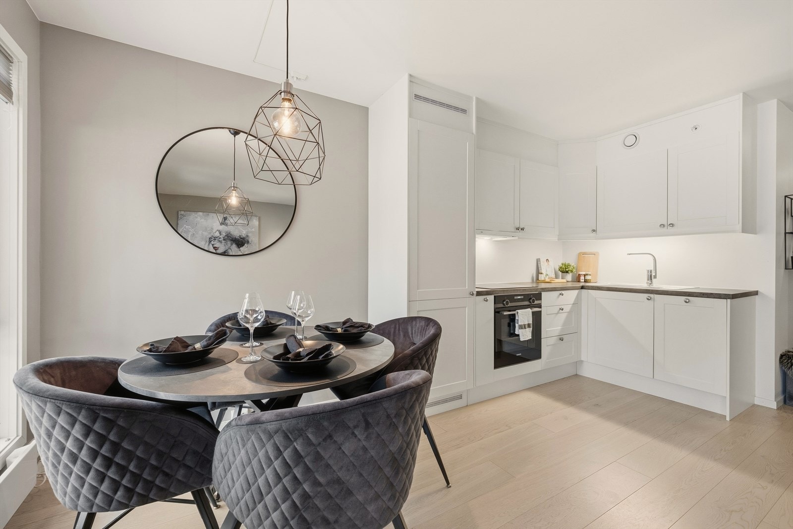 Pent kjøkken med profilerte fronter og benkeplate i laminat Galleribilde