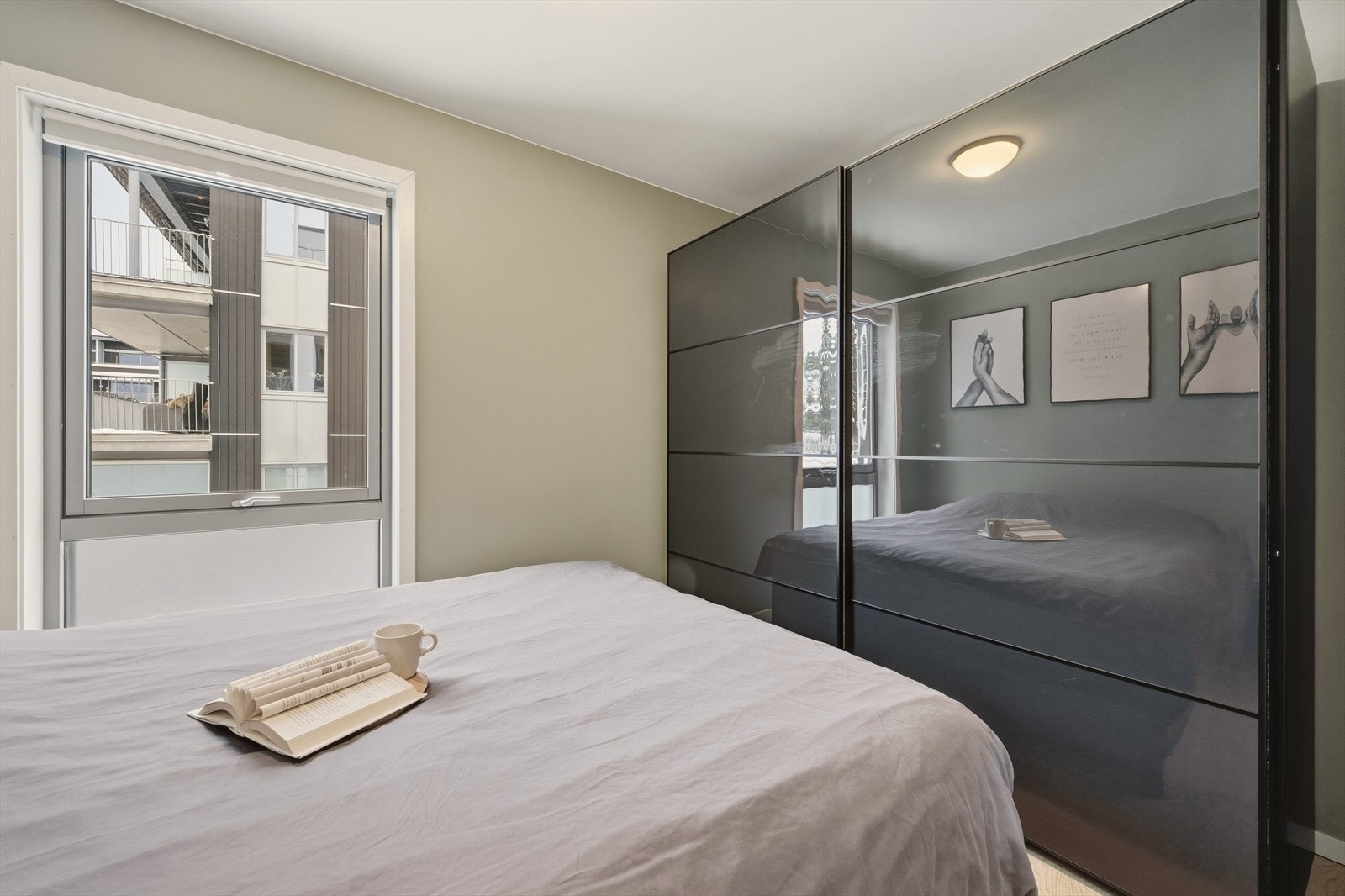 Soverommet gir plass for dobbeltseng, nattbord og garderobeskap Galleribilde