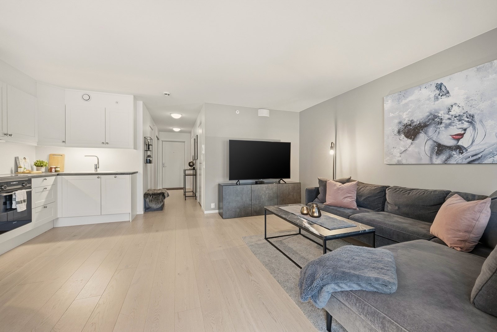 Stue og kjøkken er i en åpen løsning som bidrar til et sosialt og hyggelig oppholdsrom Galleribilde