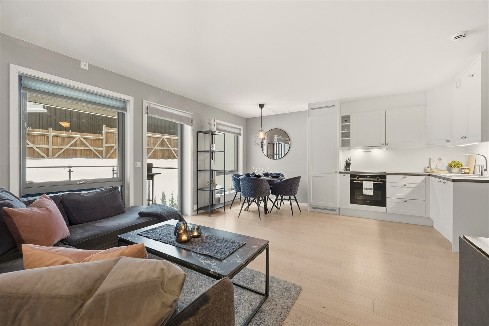 Lys og fin stue med god plass for sofagruppe og tilhørende tv-møblement Galleribilde