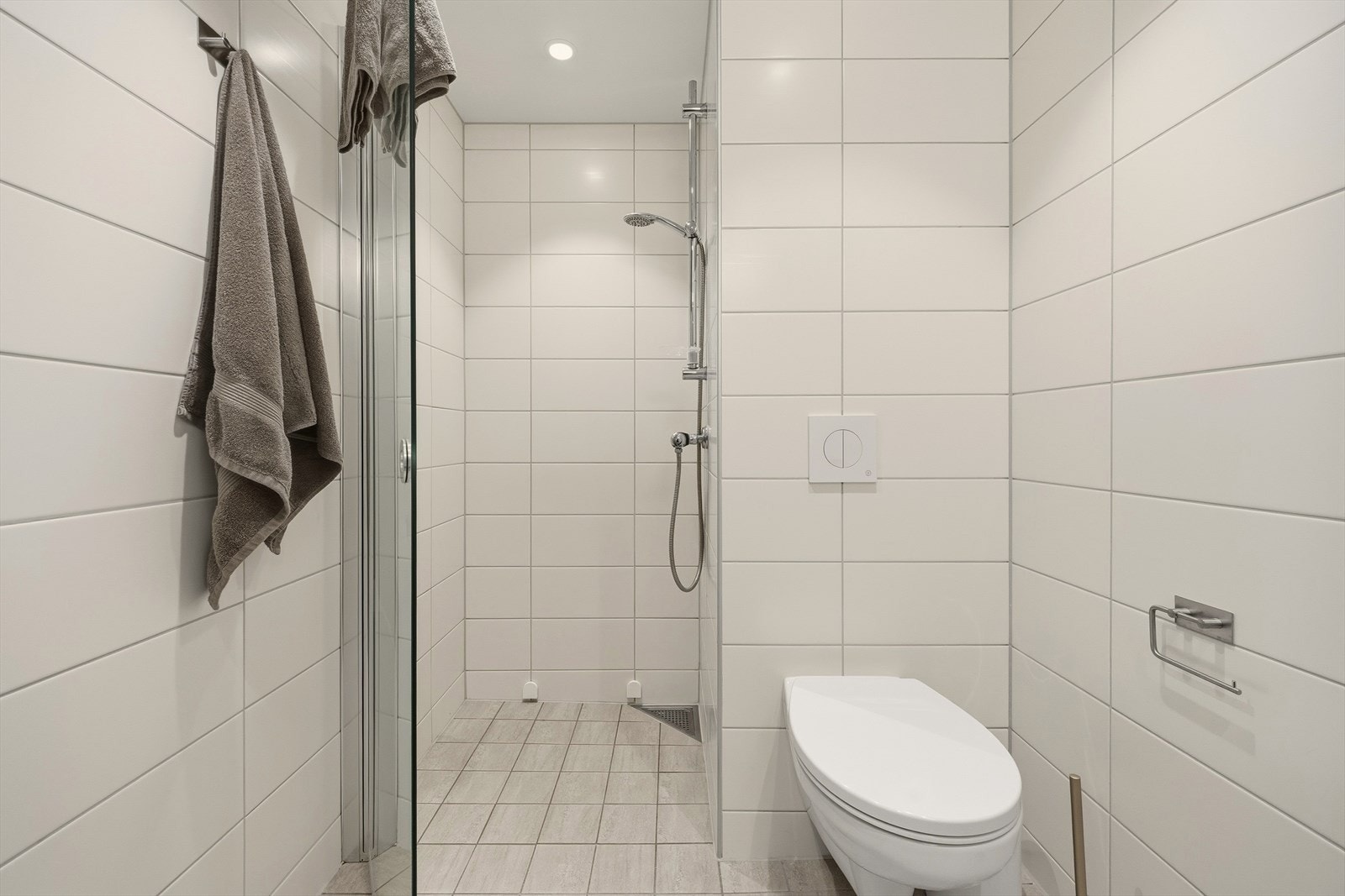 Romslig dusjnisje med glassdør Galleribilde