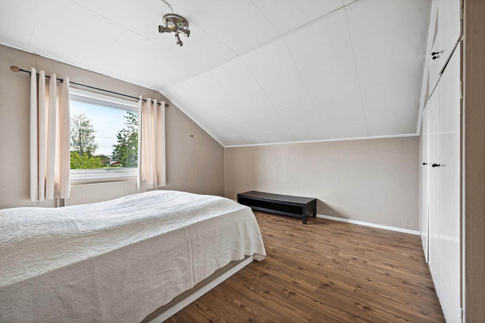 Stort soverom med innebygde garderobeskap Galleribilde