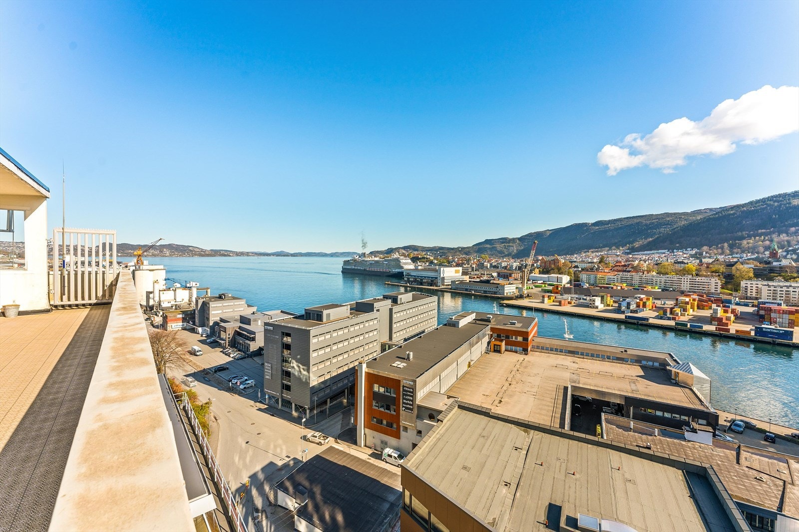 En av to takterrasser på bygget (tidligere bilde) Galleribilde