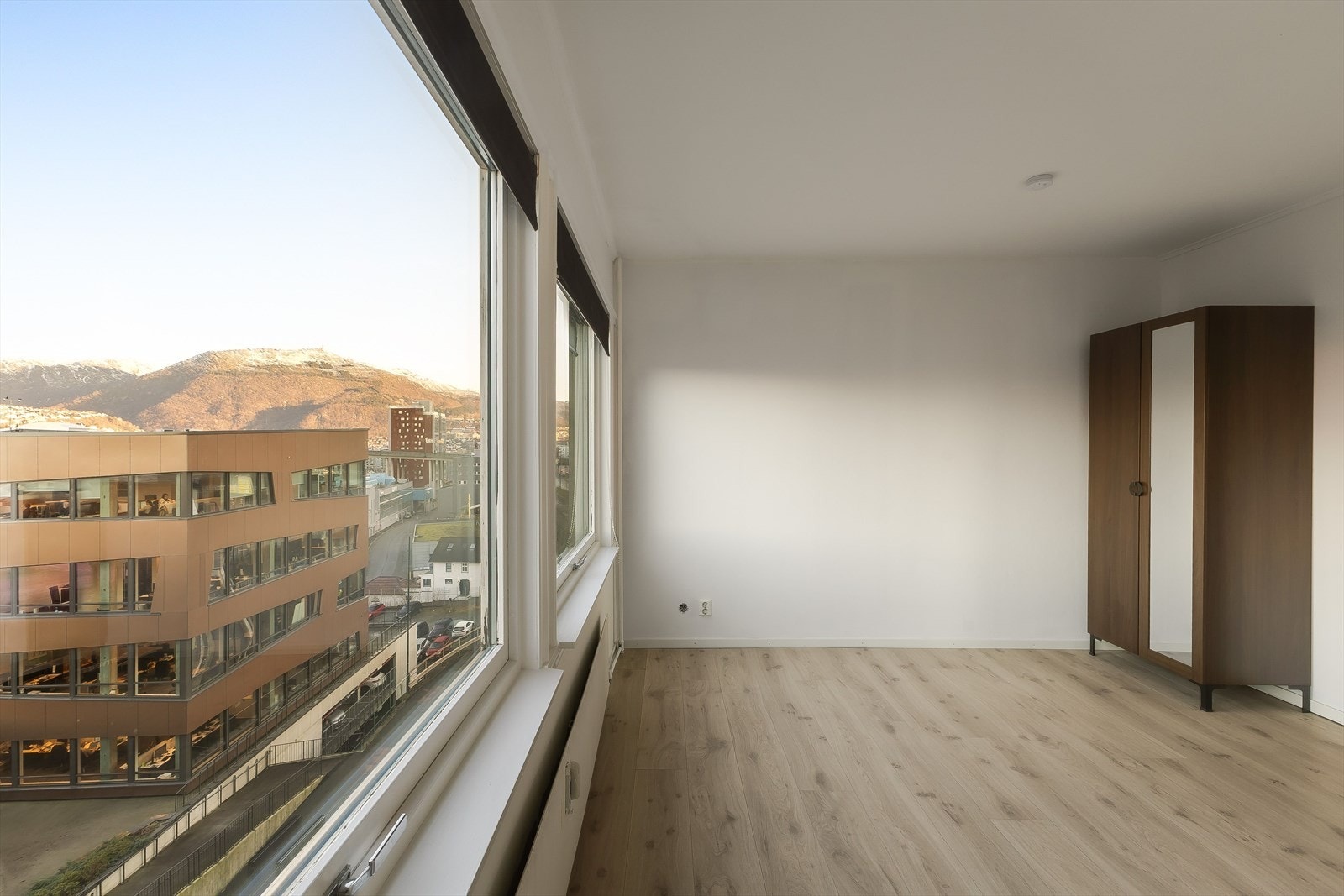 Vinduer og noe av utsikten i oppholdsrom Galleribilde