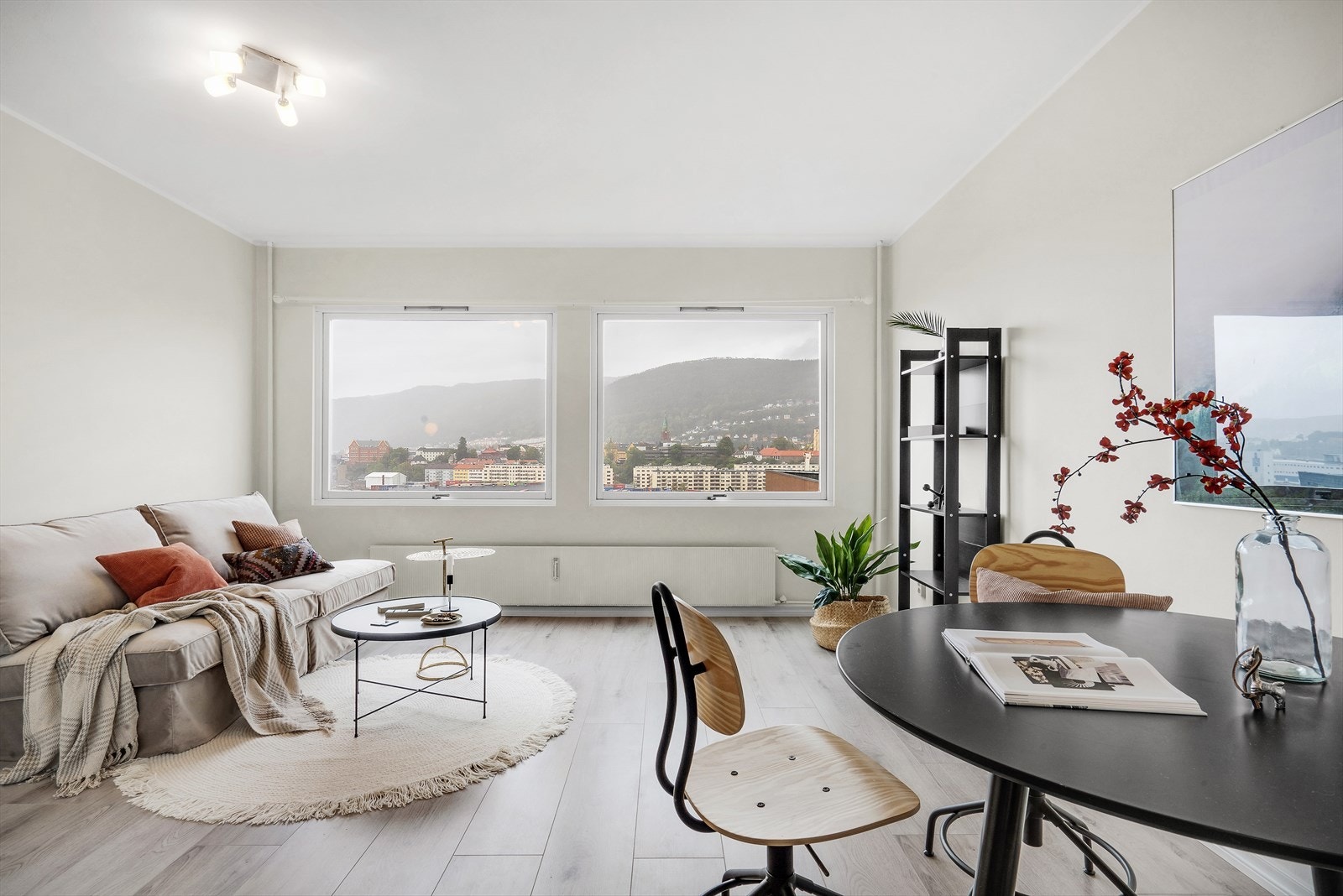 Illustrasjonsbilde fra oppholdsrom(tatt fra tilsvarende i 4.etg) Galleribilde