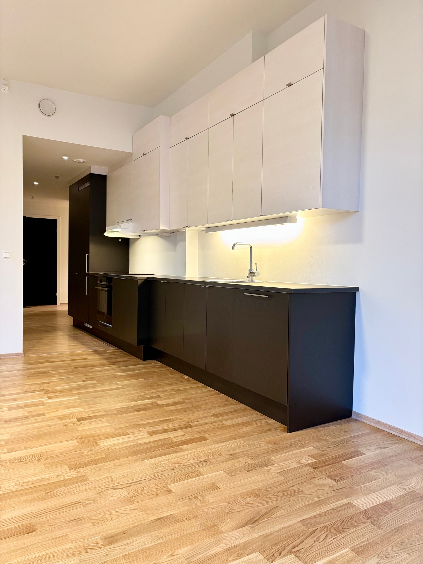 Kjøkken med alle hvitevarer Galleribilde