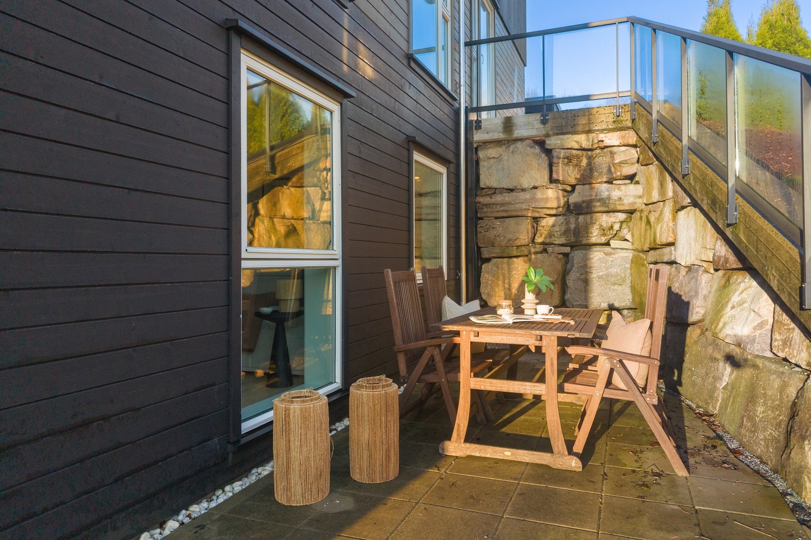 Uteplassen går rundt deler av boligen. Galleribilde