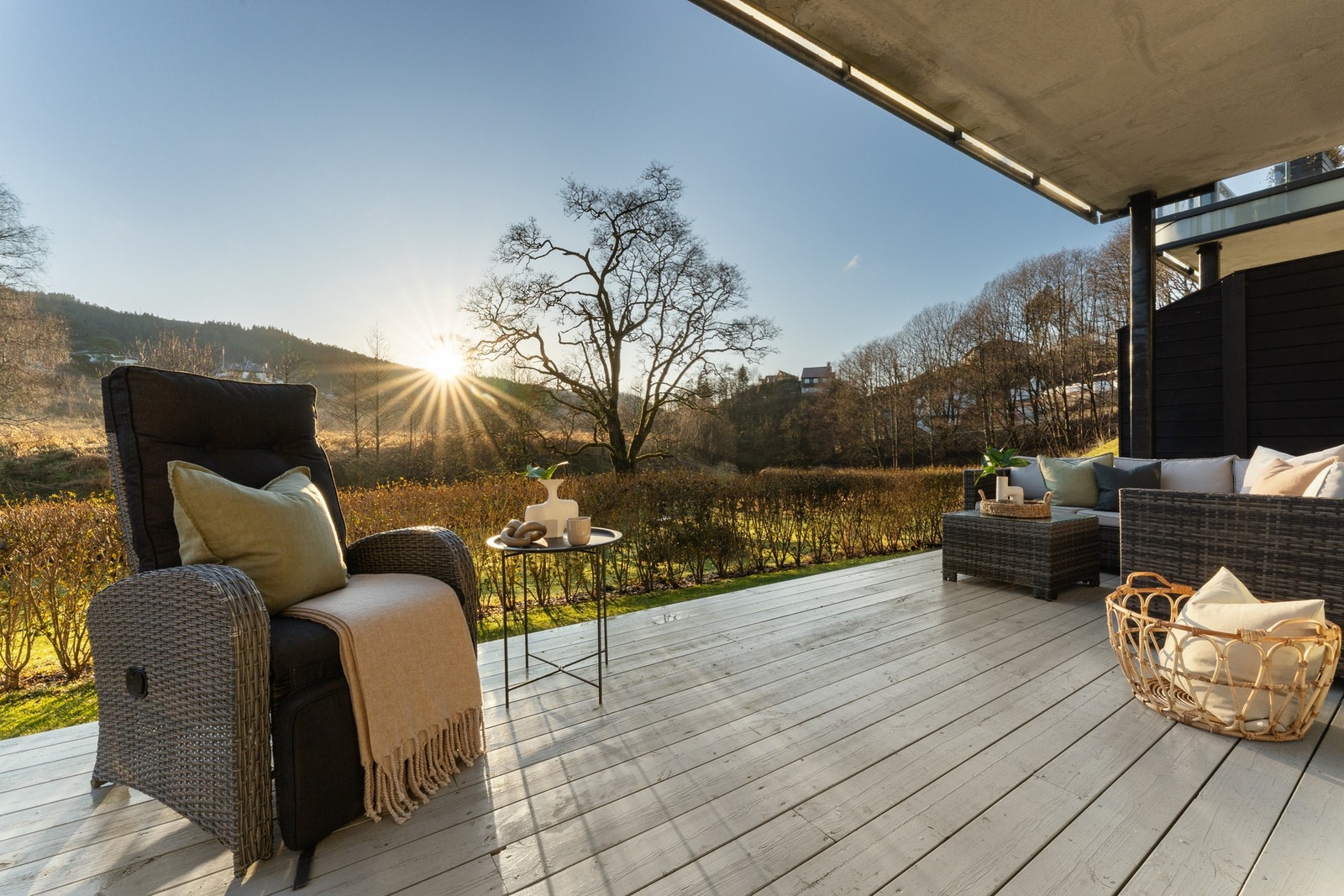 Boligen har en stor flott uteplass som strekker seg rundt boligen. Galleribilde