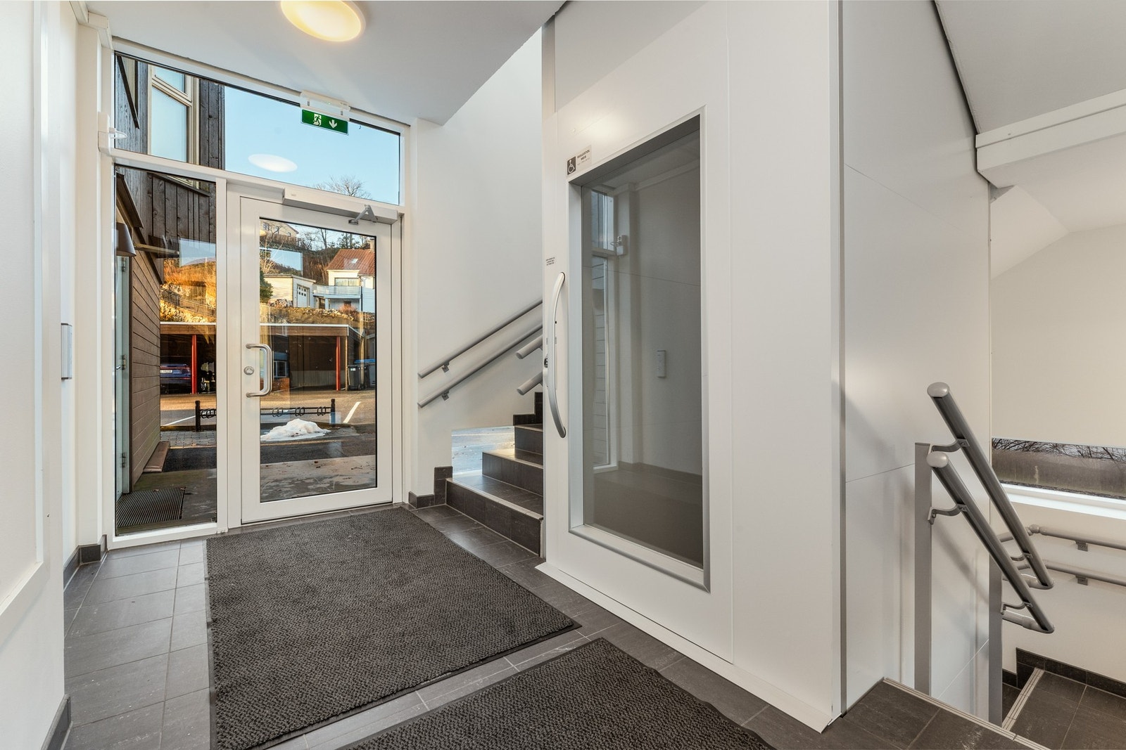 Det er heis direkte ned til leilightene. I tillegg er det en bod i samme gang som boligen. Galleribilde