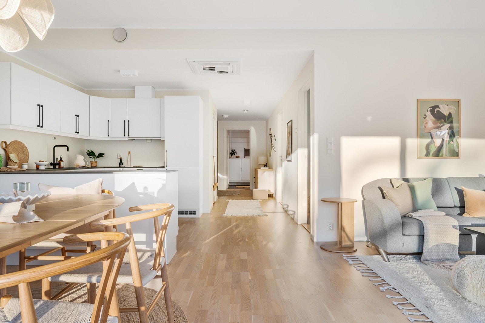 Den åpne løsningen gir en god romslig følelse. Galleribilde