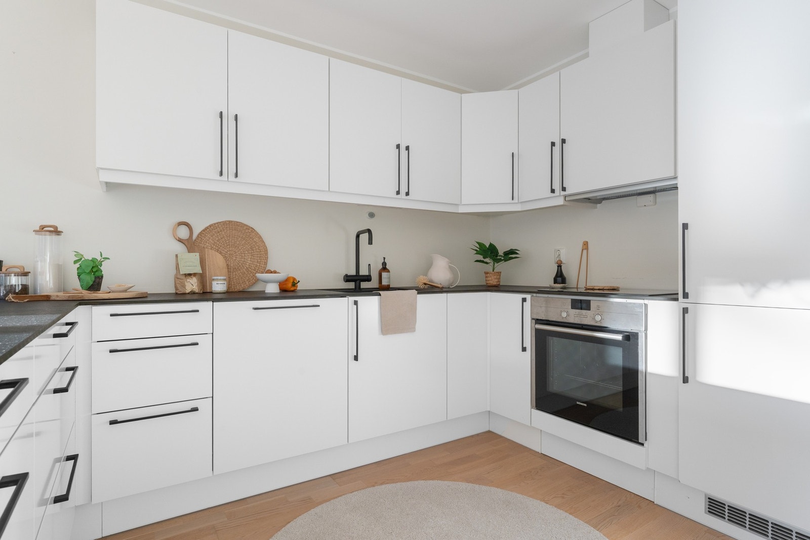 Boligen har mye benkeplass. Galleribilde