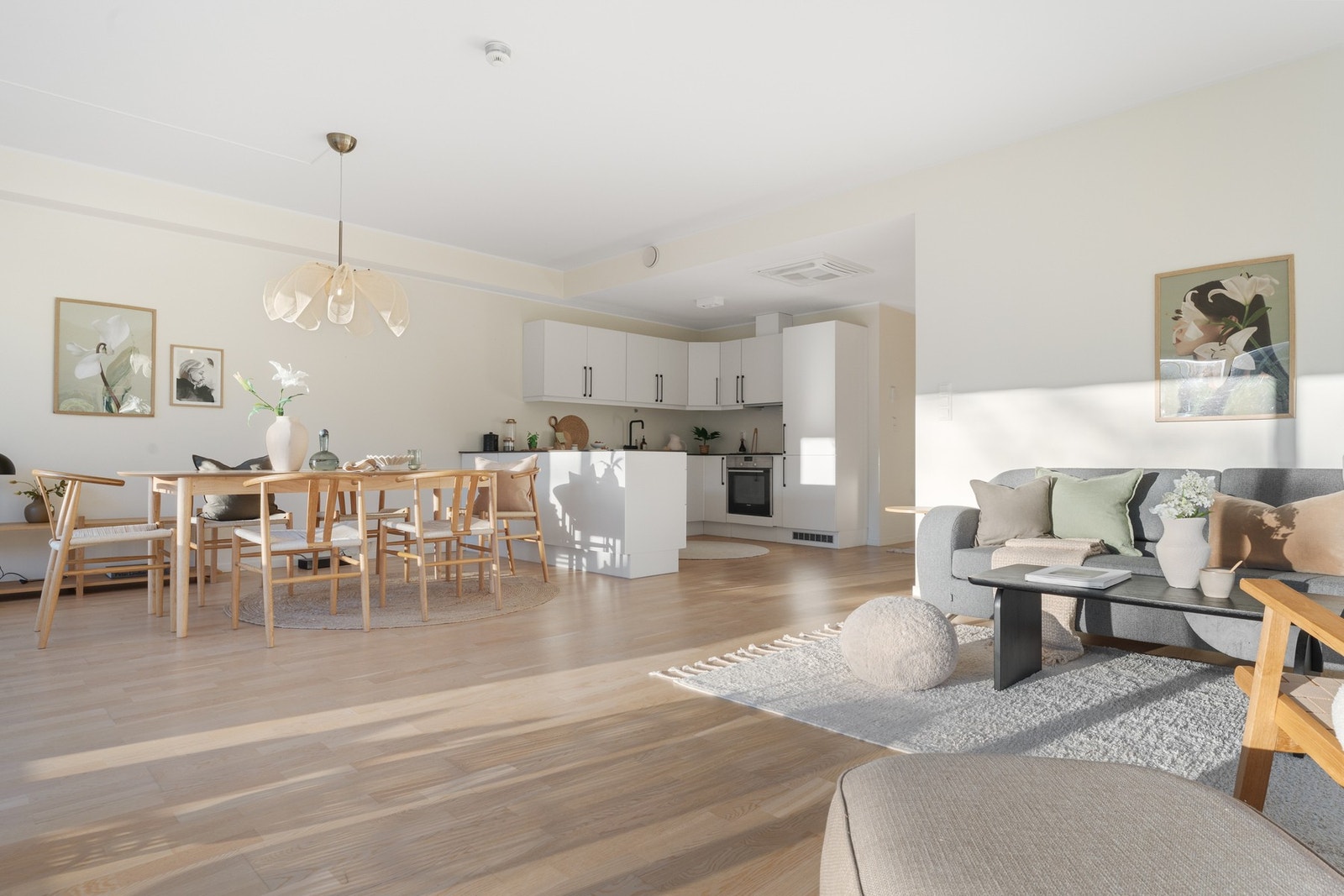 Boligen er på 100 kvm og har blant annet 2 soverom og et romslig bad, samt eget vaskerom. Galleribilde