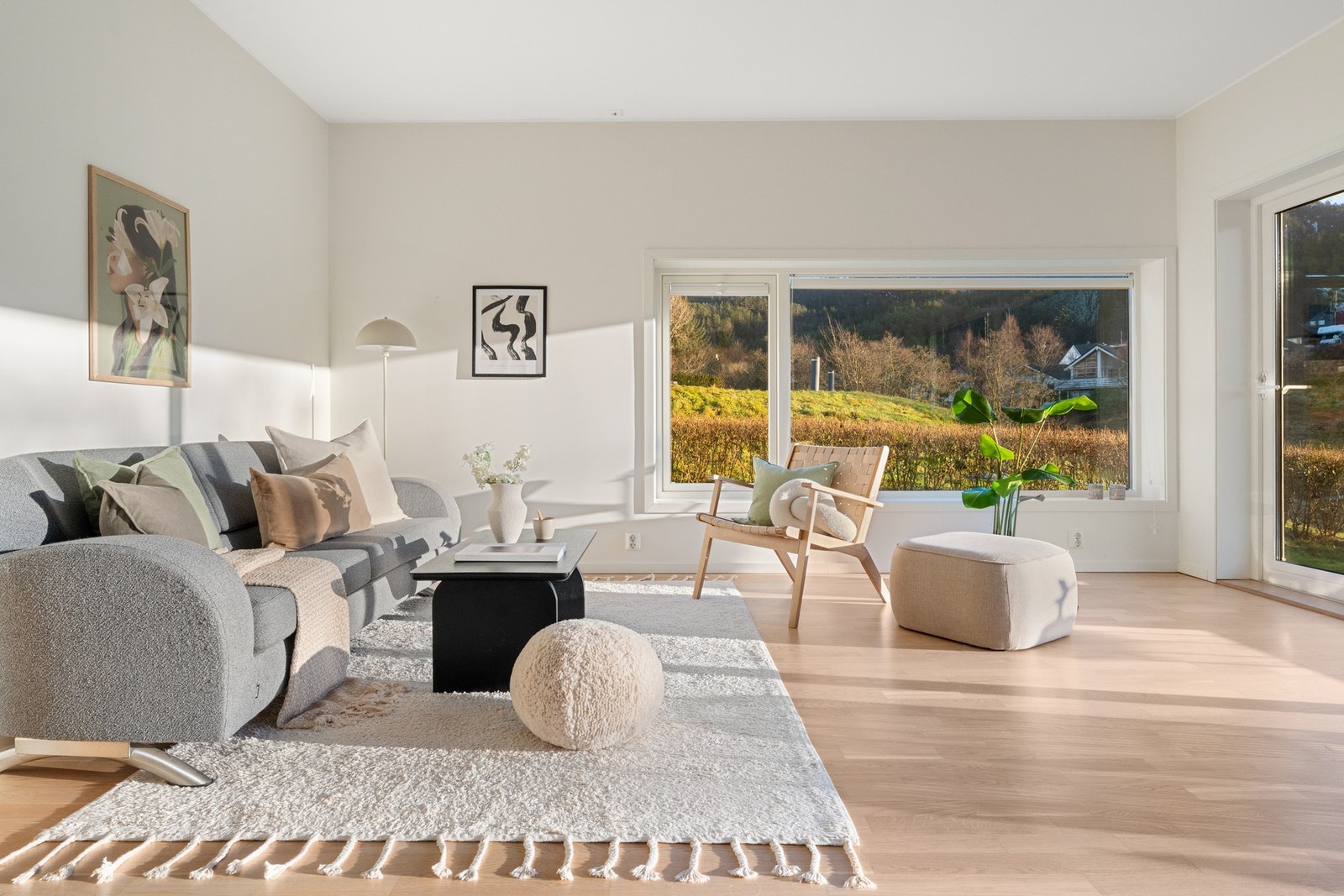 Boligen har en åpen stue/kjøkkenløsning på 43 kvm. Galleribilde