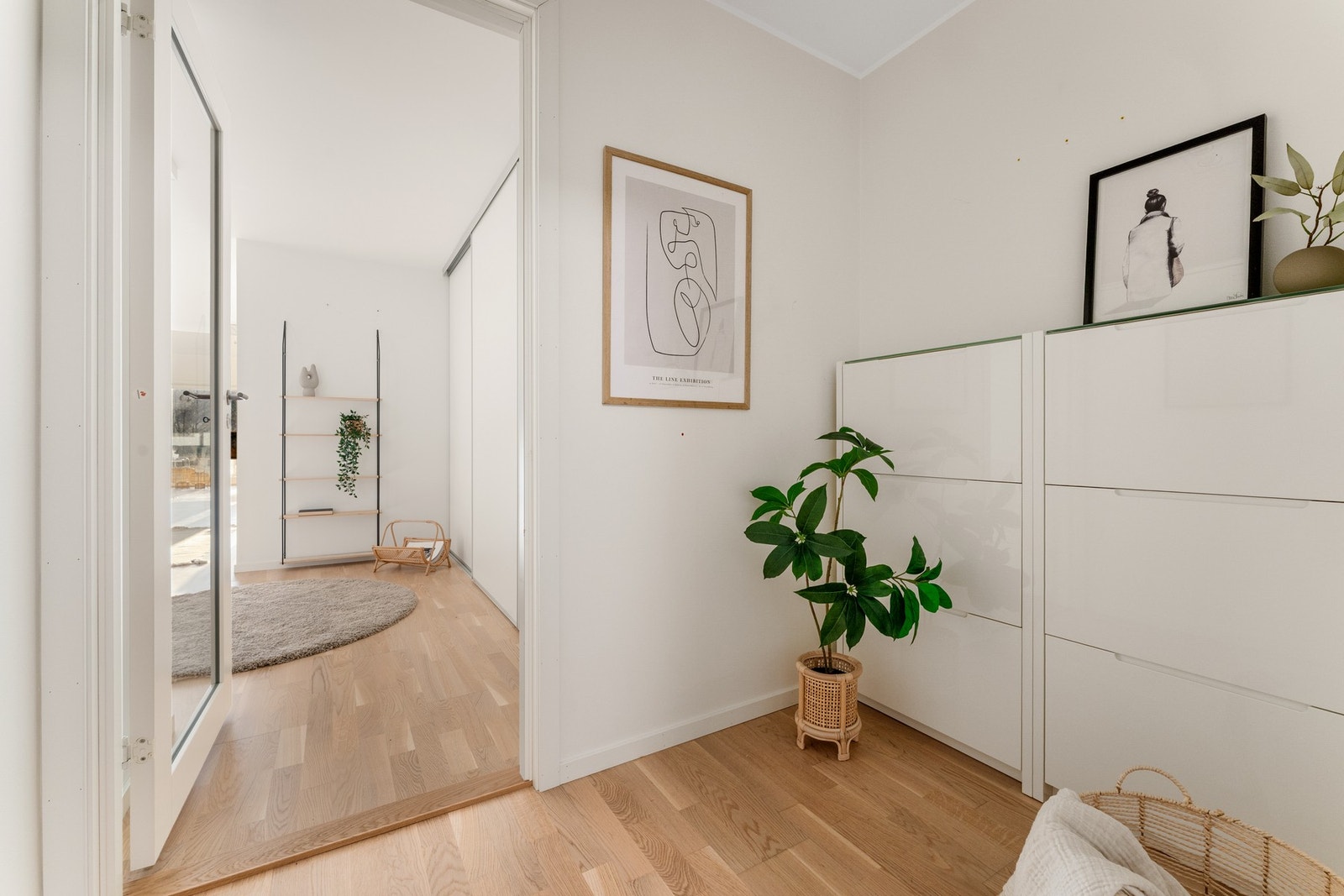 Boligen har en romslig gang med mye oppbevaringsmuligheter. Galleribilde