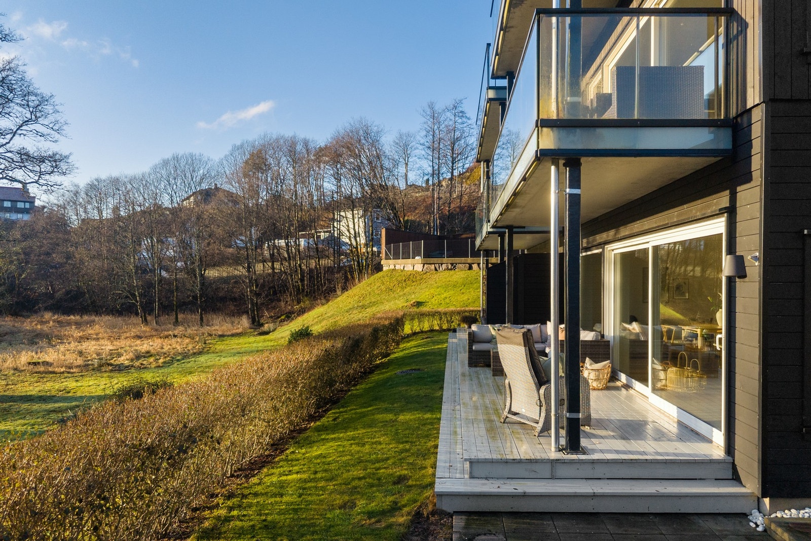 Boligen ligger skjermet til fra veien, og har en nydelig utsikt over bekken og naturen. Galleribilde