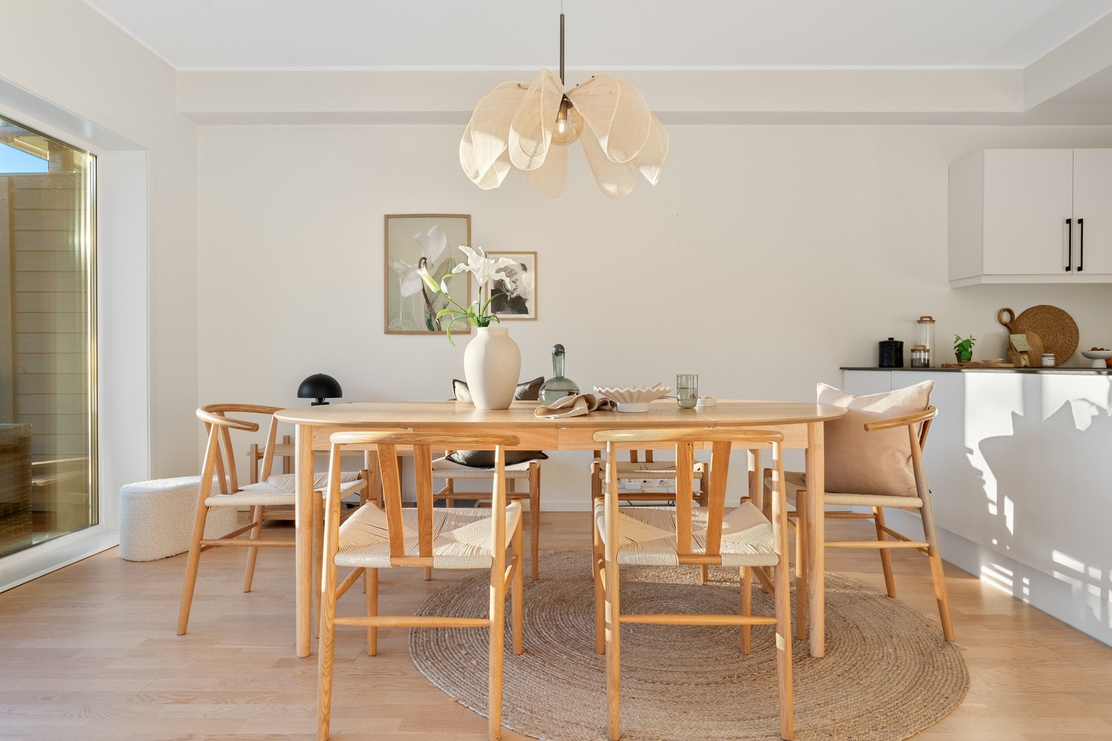 Boligen har rikelig med plass til både sofakrok og spisebord. Galleribilde