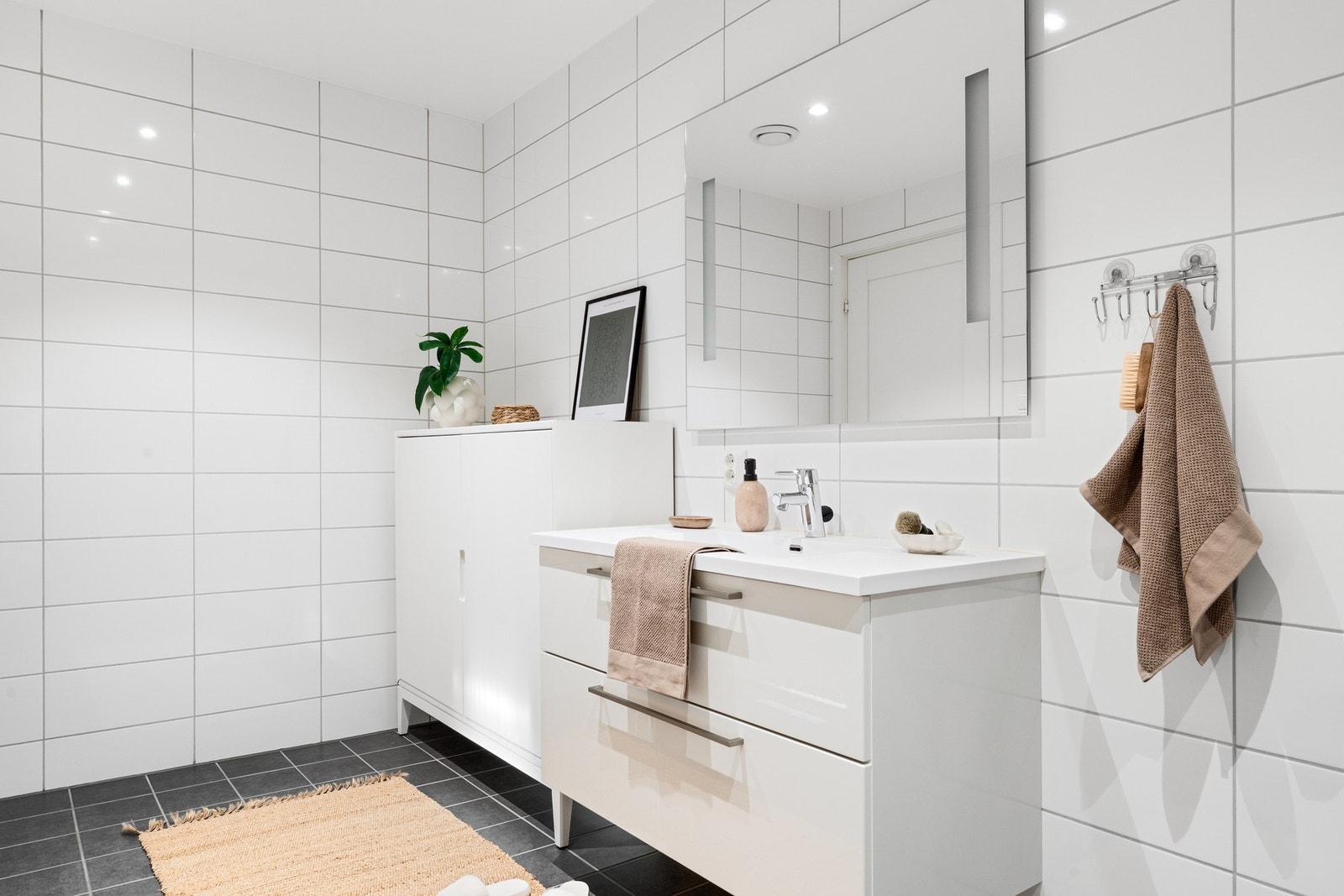 Boligen har et stort flott bad med fliser på gulv og vegger. Galleribilde