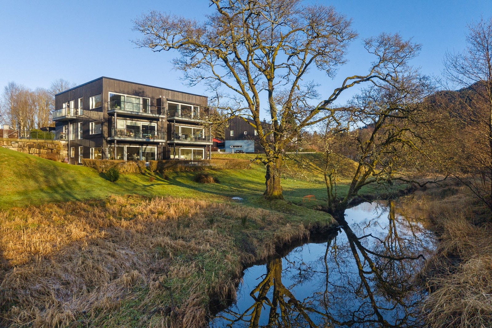Boligen ligger landlig til med naturen like utenfor døren. Galleribilde