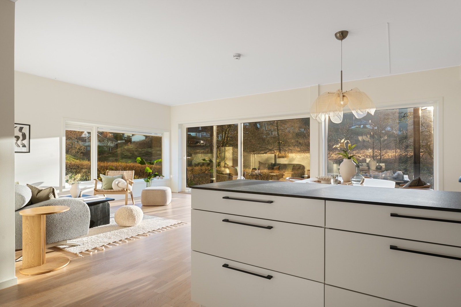 Boligen har et flott HTH kjøkken med hvite glatte fronter og laminert benkeplate. Galleribilde