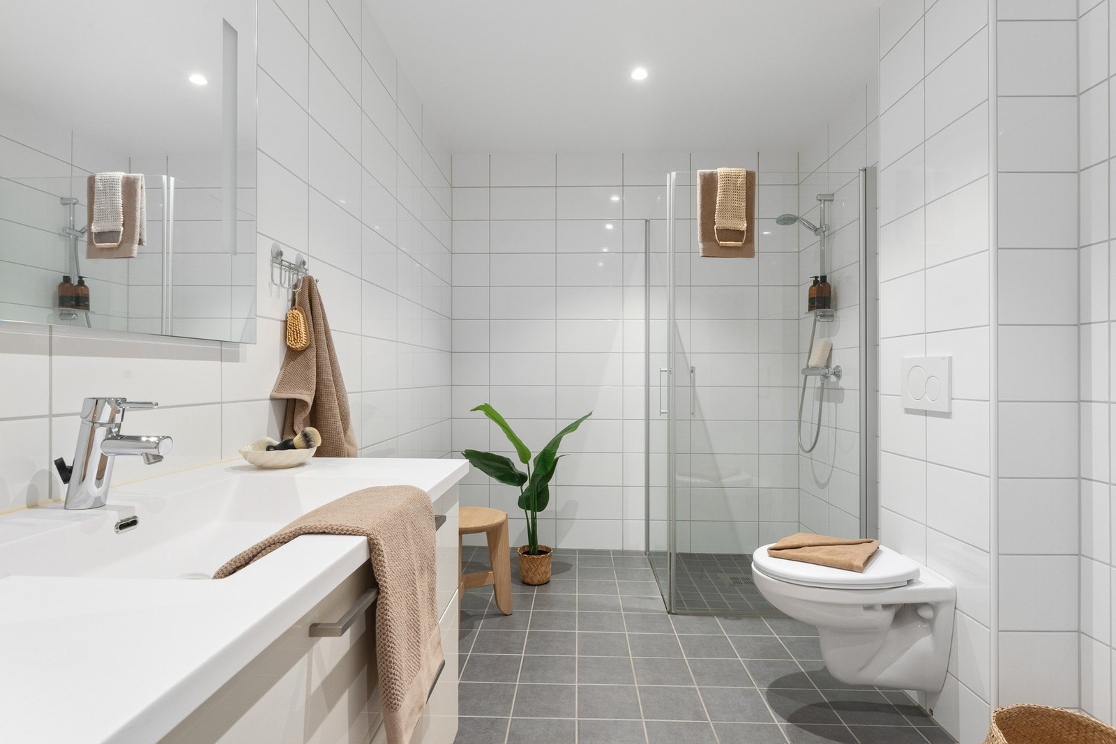 Badet har både veggehengt toalett, dusjhjørne og baderomsinnredning. Galleribilde