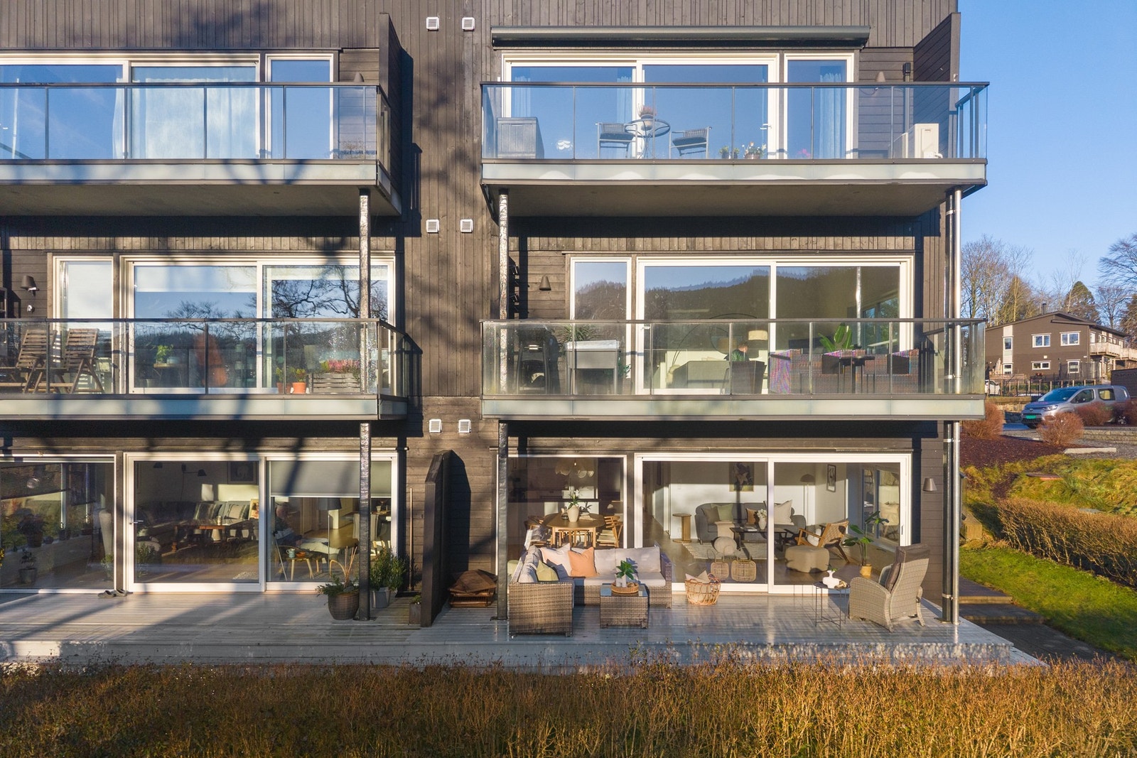 Her er det gode solforhold fra ca. kl. 9-21 midtsommers. Galleribilde