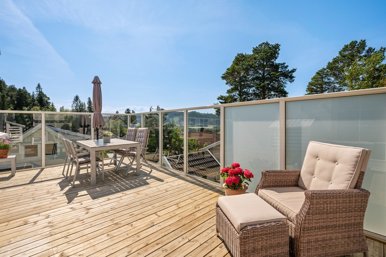 Terrassen har store høye glassfelt som skjermer for både vind og vær. Galleribilde