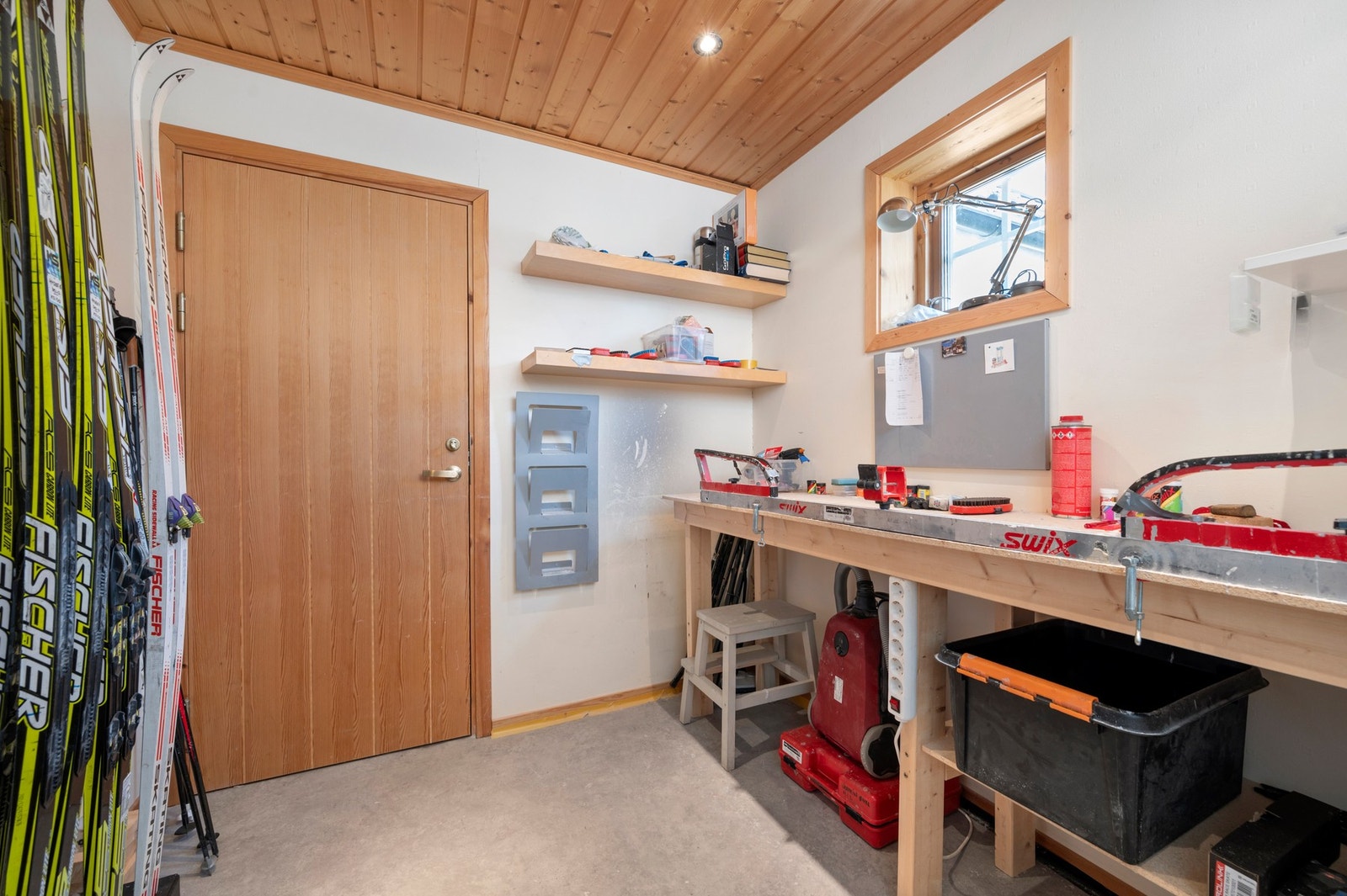 Boligen har tre innvendige boder, blant annet egen smørebod. Malvikmarka byr på flotte skiløyper for den aktive. Galleribilde