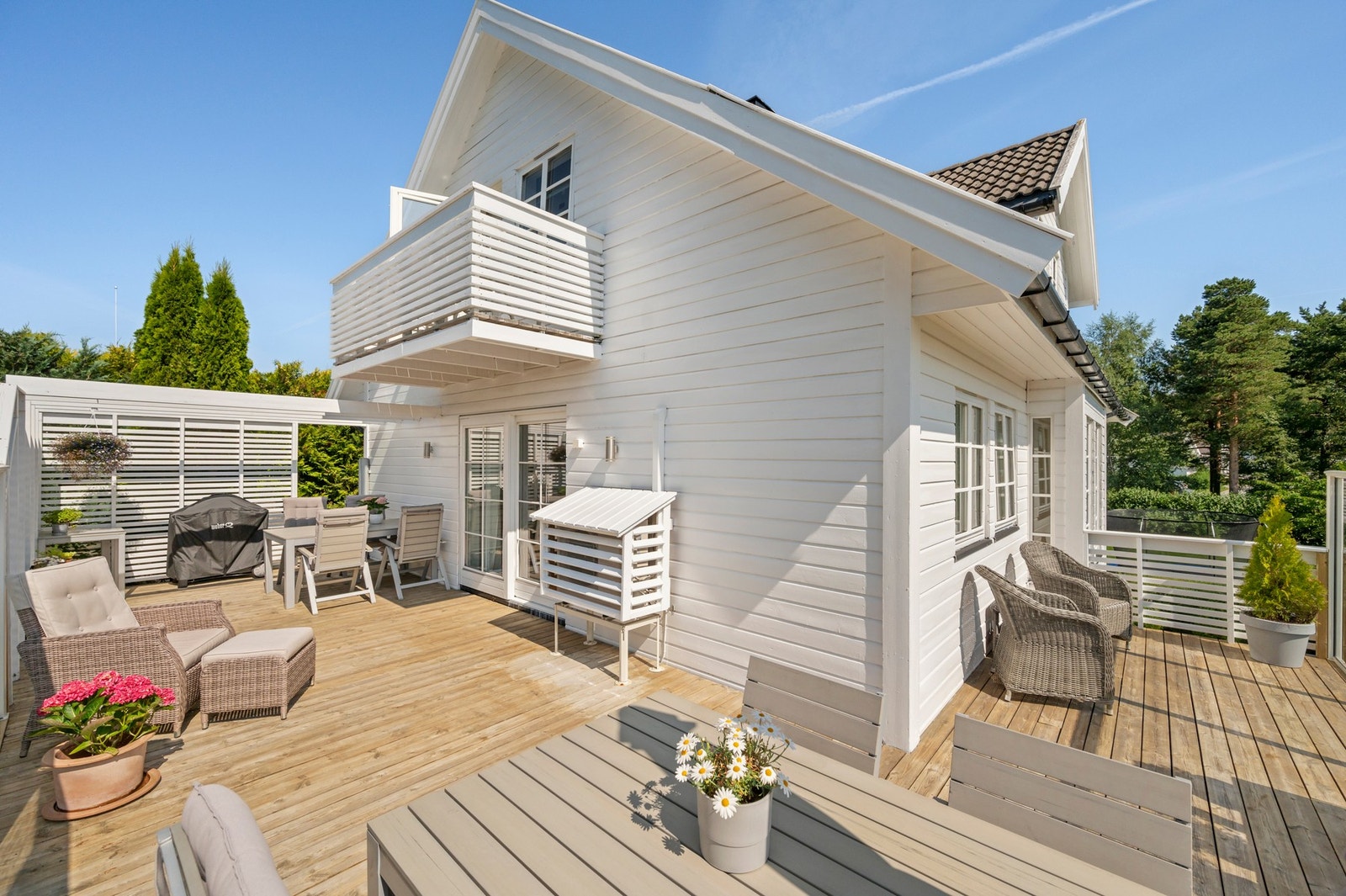 Her får du lang solgang sommers tid. Det er godt med plass til sittegrupper og spiseplass når sommerværet kommer. Galleribilde