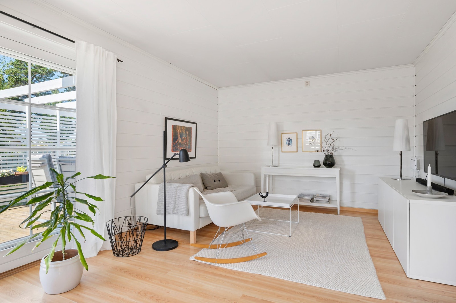 Stuen måler 39 kvm og har god planløsning som gir plass til flere soner og sittegrupper. Galleribilde