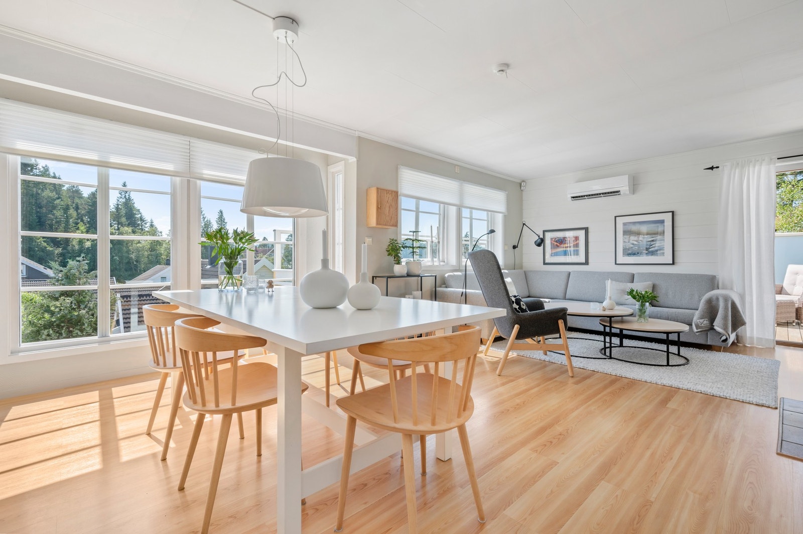 Boligen strekker seg over tre plan med 238 kvadratmeter i bruksareal med integrert garasje. Galleribilde