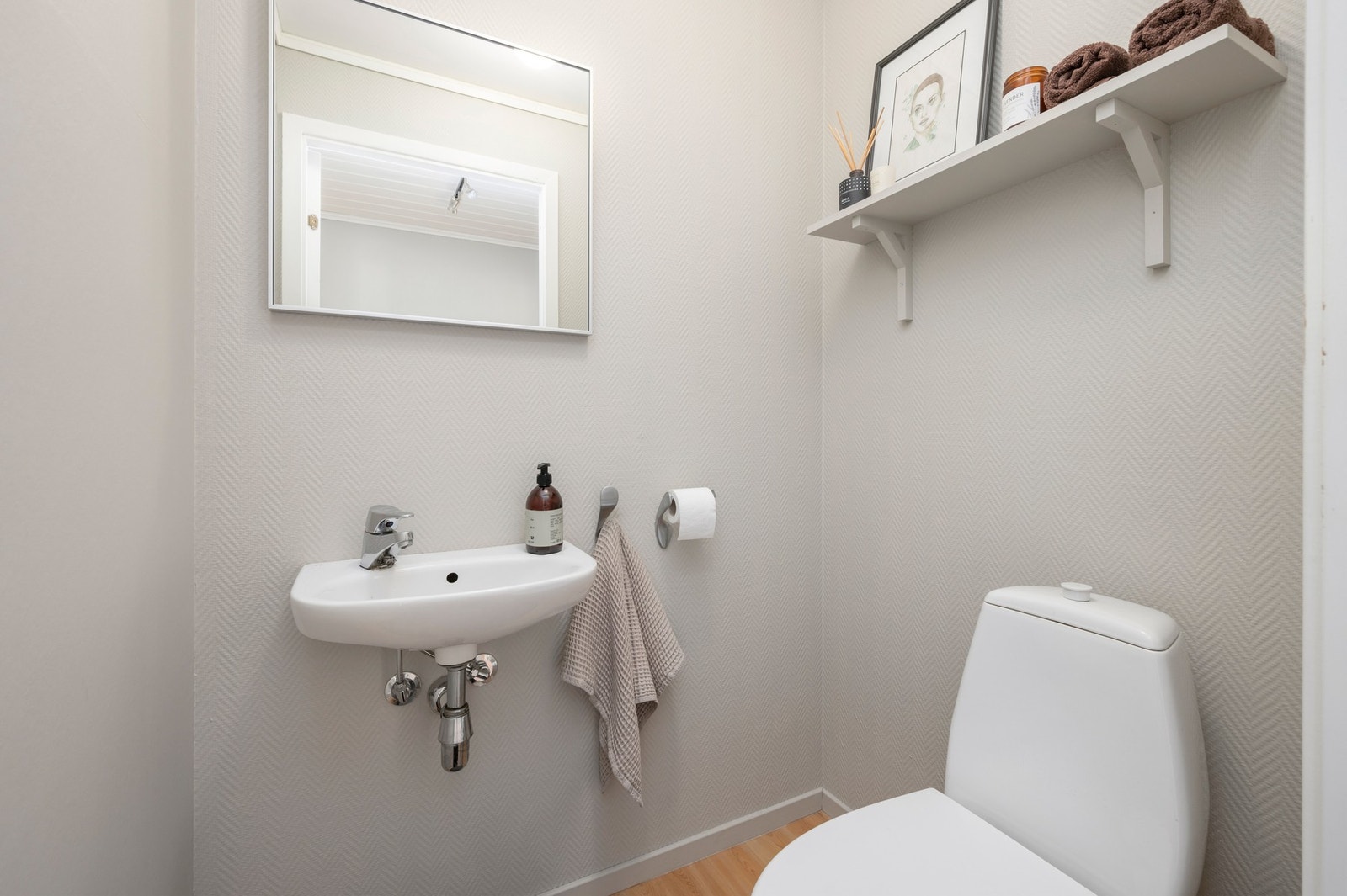 Praktisk toalettrom med servant ved yttergang i 1.etasje. Galleribilde