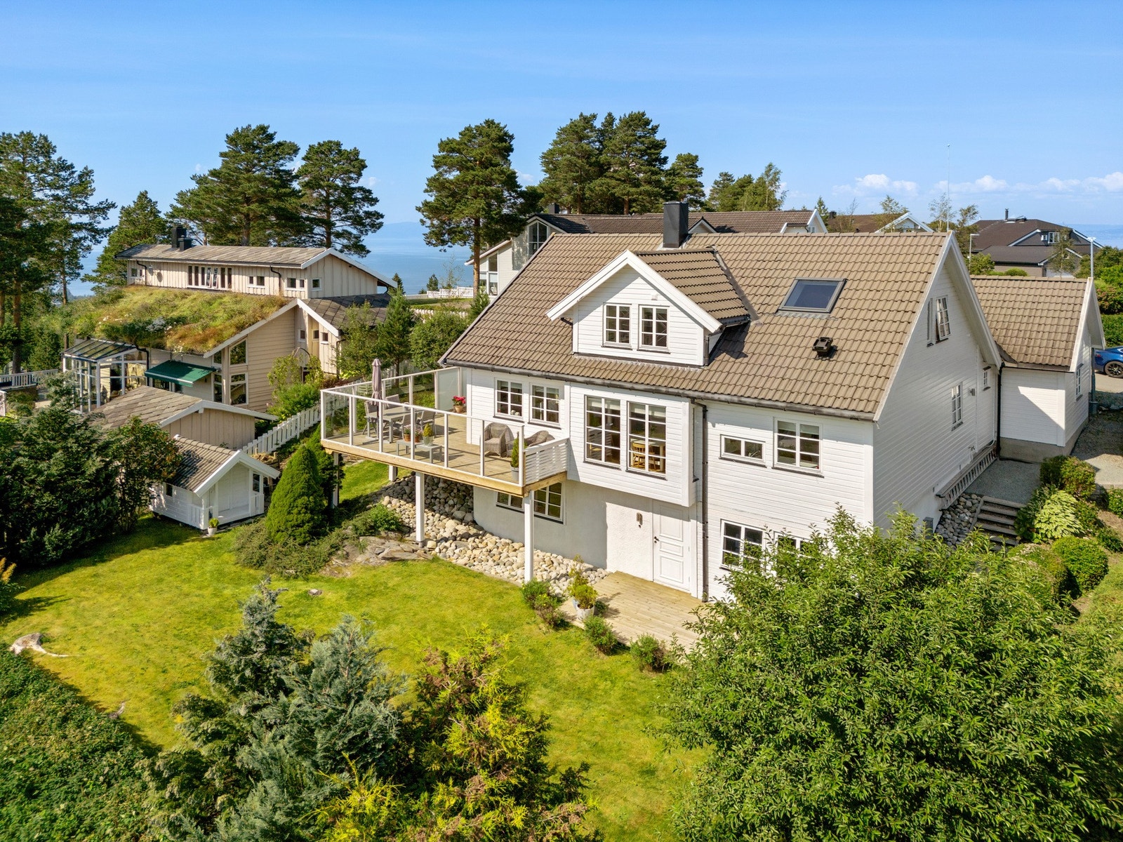 Huset om kranses av en frodig hage som pent innrammer tomta, og sola kan følges gjennom hele dagen fra hage og veranda. Galleribilde