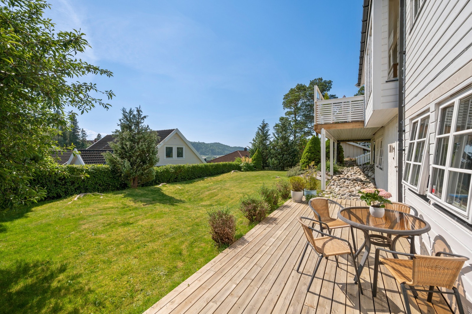 Boligens utleiedel ligger i underetasjen og har egen inngang og markterrasse. Galleribilde