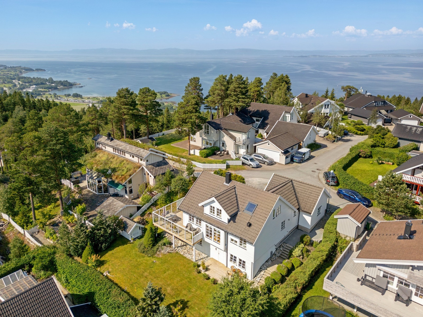 Boligen er både innholdsrik og har en suveren plassering i en rolig blindgate uten gjennomgangstrafikk, på Sveberg. Galleribilde