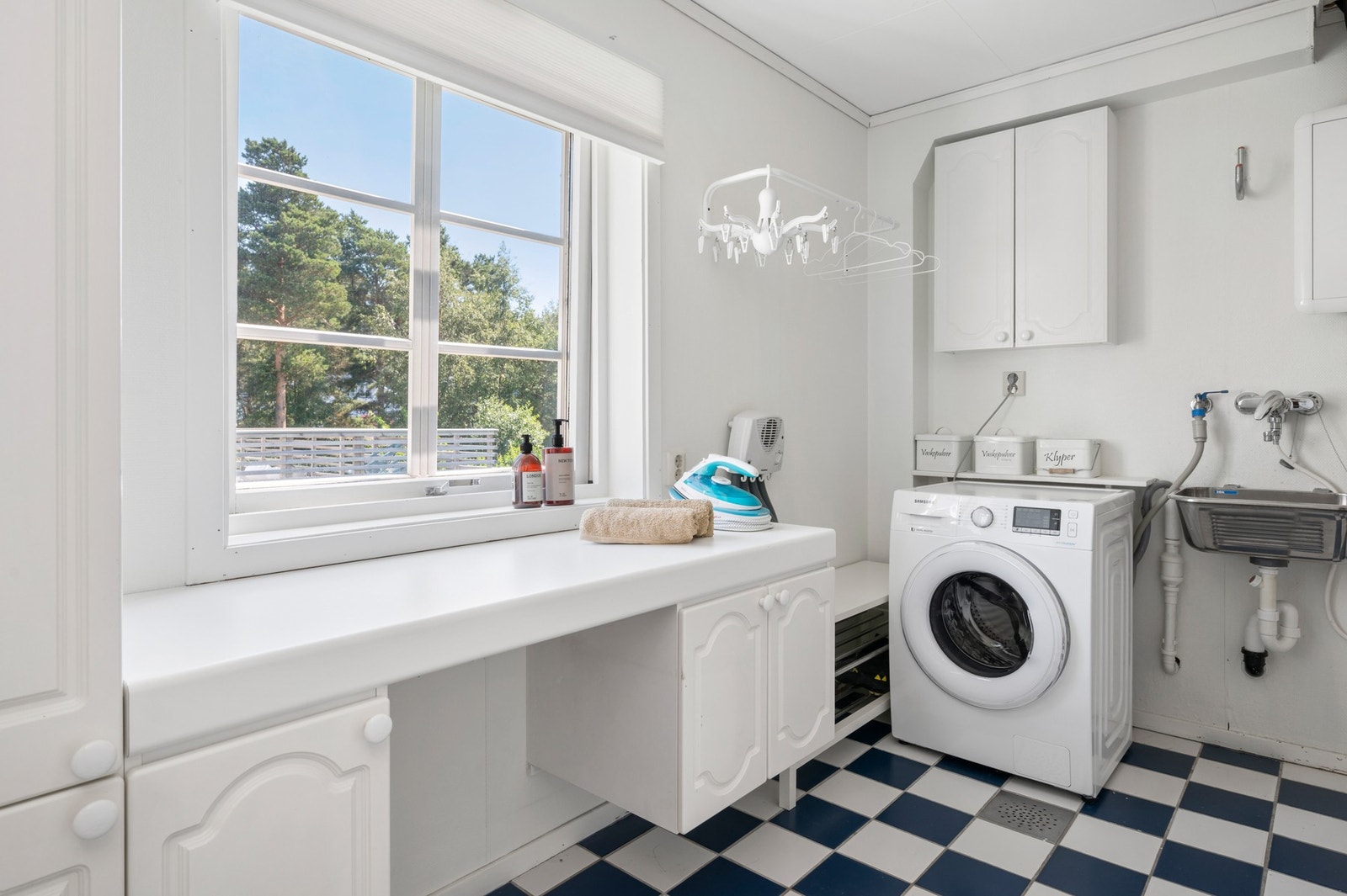 Vaskerommet ligger praktisk til i 1. etasje vegg i vegg med entreen. Galleribilde