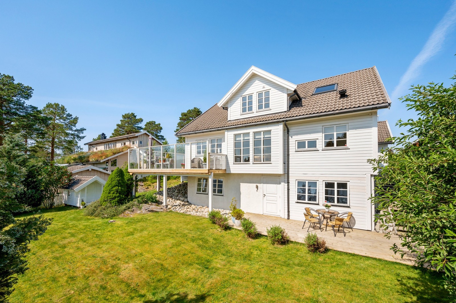 Utearealet er lettstelt og ligger vendt mot sørvest. Her er det godt med boltreplass for hele storfamilien. Galleribilde