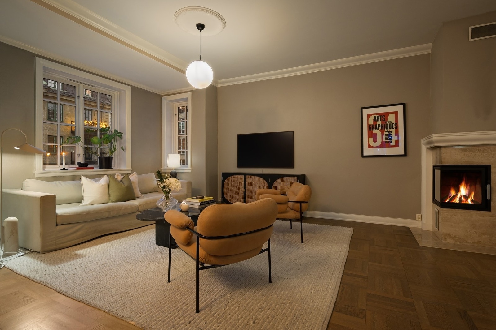 Stue med peis og store vindusflater som bringer inn naturlig lys Galleribilde