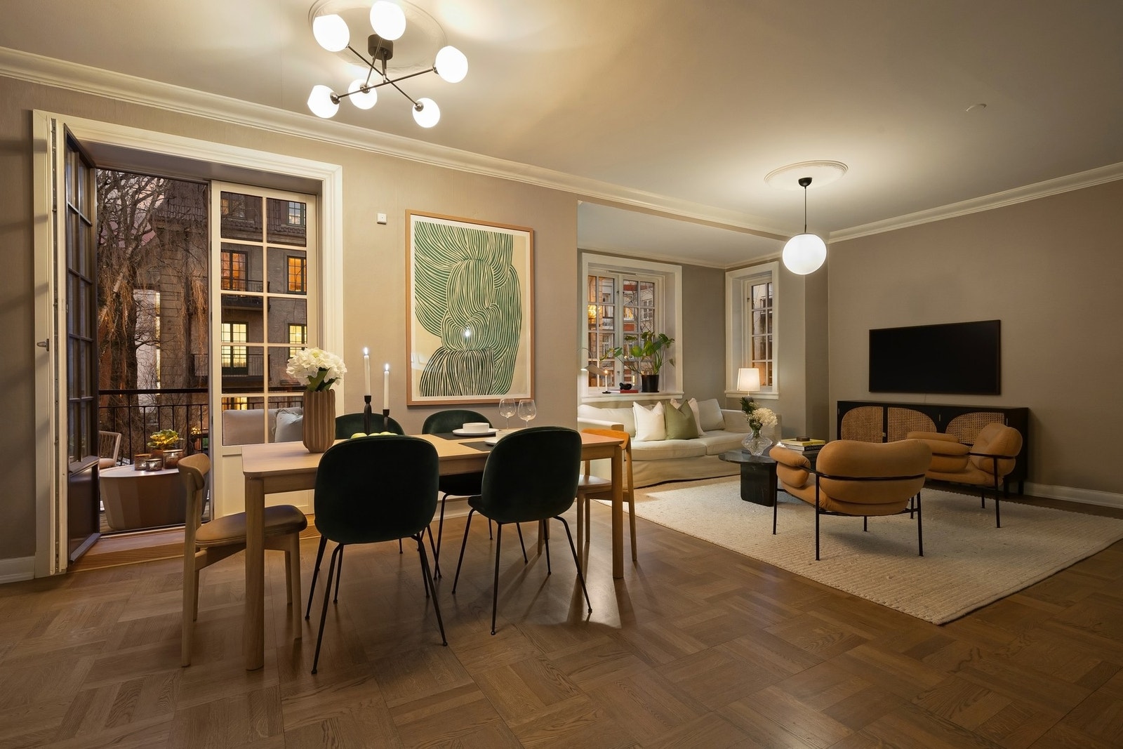 Spiseplass og utgang til hyggelig balkong hvor man kan nyte morgen og dagsol. Galleribilde