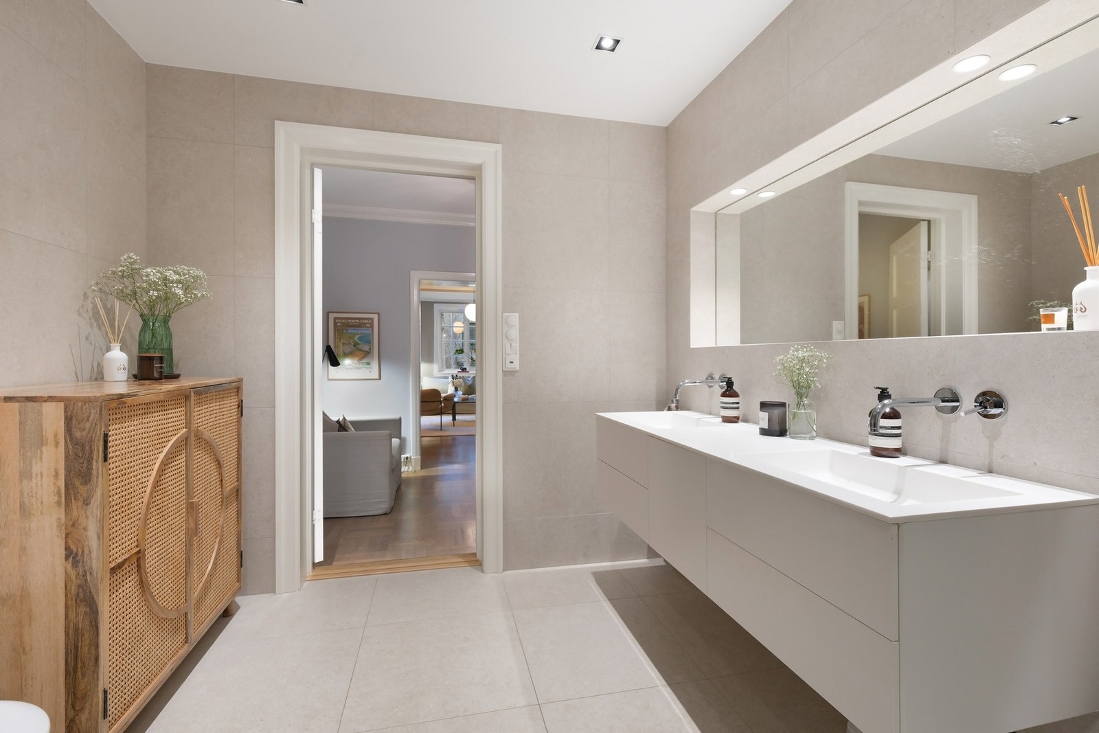 Tiltalende og romslig flislagt baderom fra 2019 med varmekabler. Galleribilde