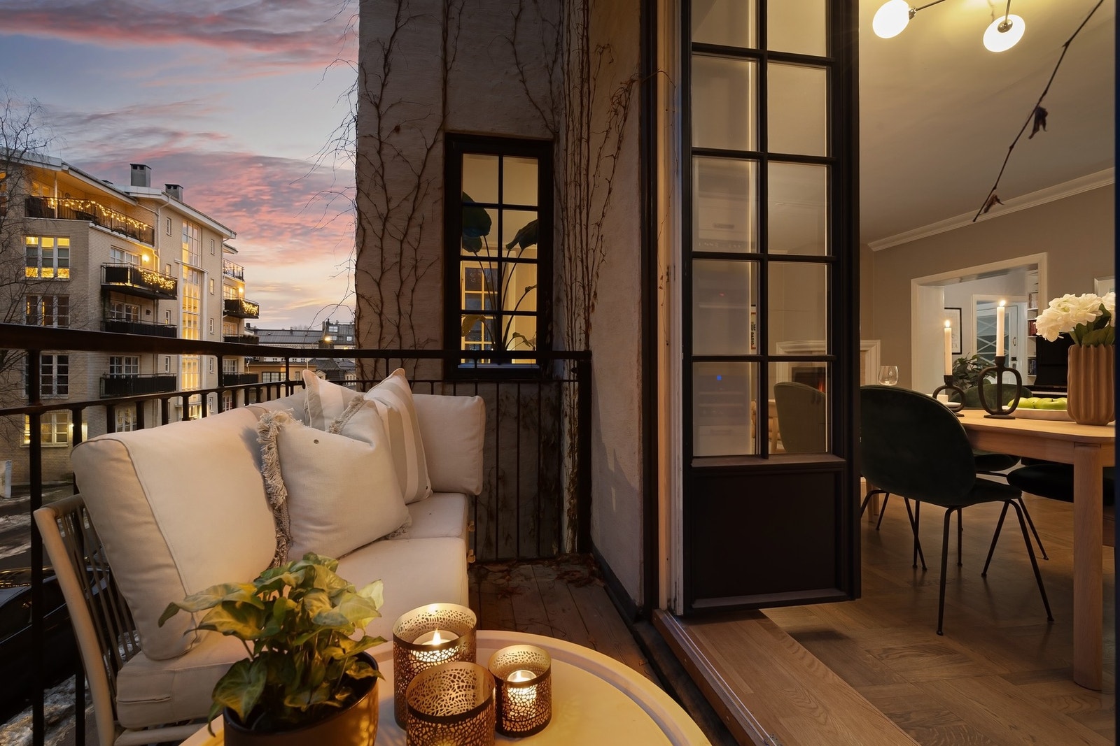 Flott balkong på ca 4 kvm med utgang fra kjøkken. Galleribilde