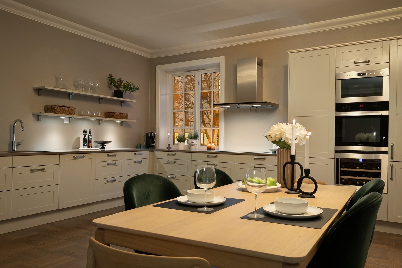 Integrerte hvitevarer som induksjon platetopp (70 cm), stekeovn, mikrobølgeovn, oppvaskmaskin, vinskap, samt kjøle og fryseskap. Galleribilde