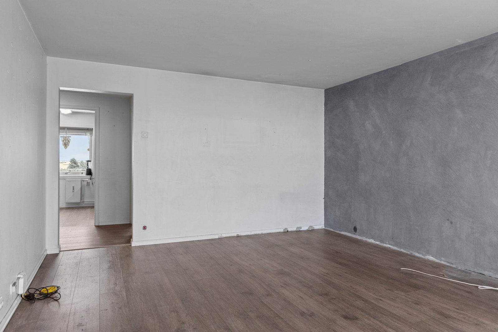 Stuen har god plass for en sofagruppe med tilhørende tv-møblement, samt en spisestue. Galleribilde