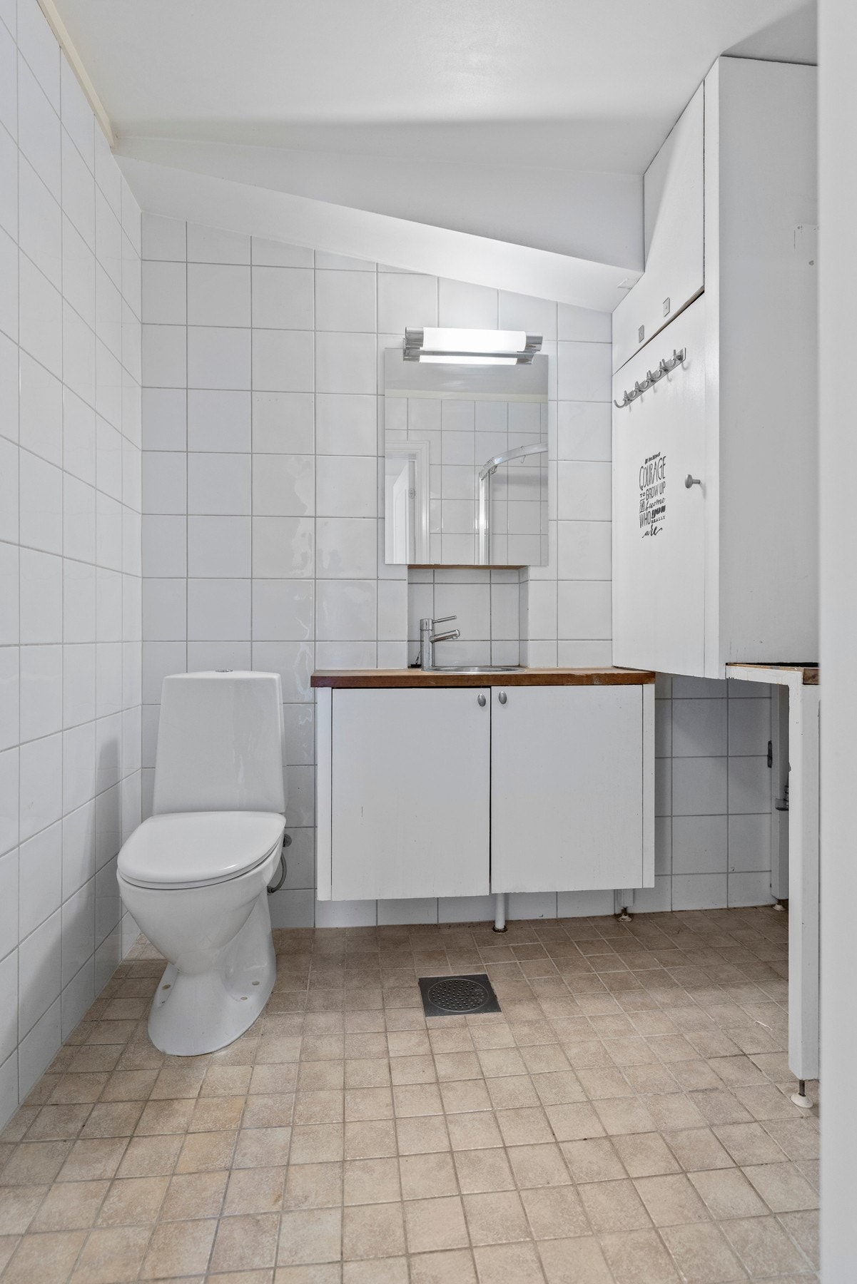 I rommet er det opplegg for vaskemaskin, toalett, dusjhjørne, skap for varmtvannsbereder,
baderomsinnredning med finerte fronter og heldekkende servant. Galleribilde