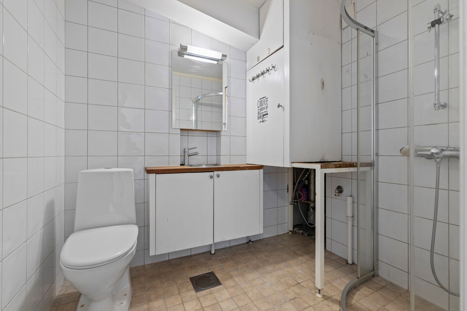 Bad har flislagte flater på gulv og vegger. Galleribilde