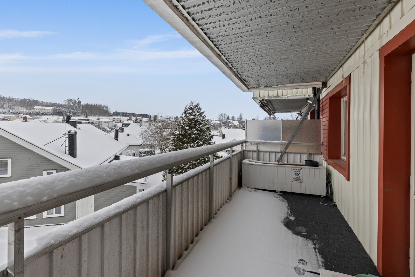 Balkong. Leiligheten ligger i et stille og rolig område, med kort vei til Strømmen togstasjon og Strømmen Storsenter. Galleribilde