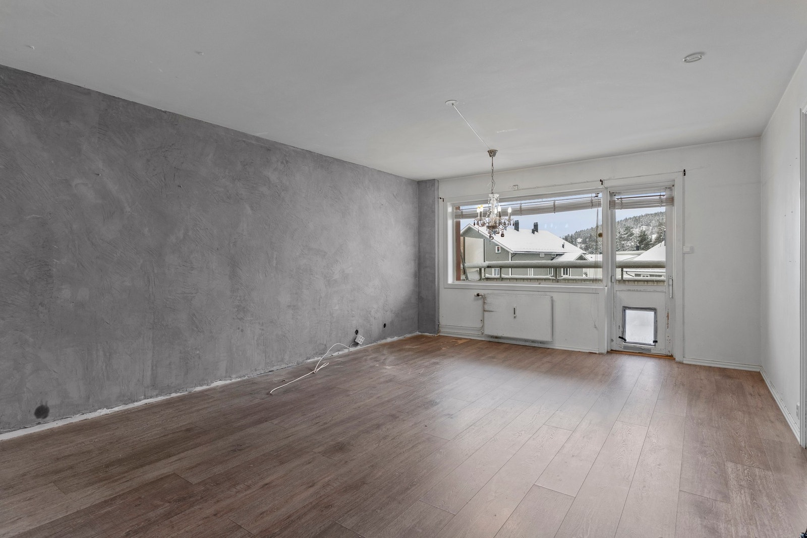 Stuen har store med vindusflater som slipper inn godt med dagslys. Galleribilde